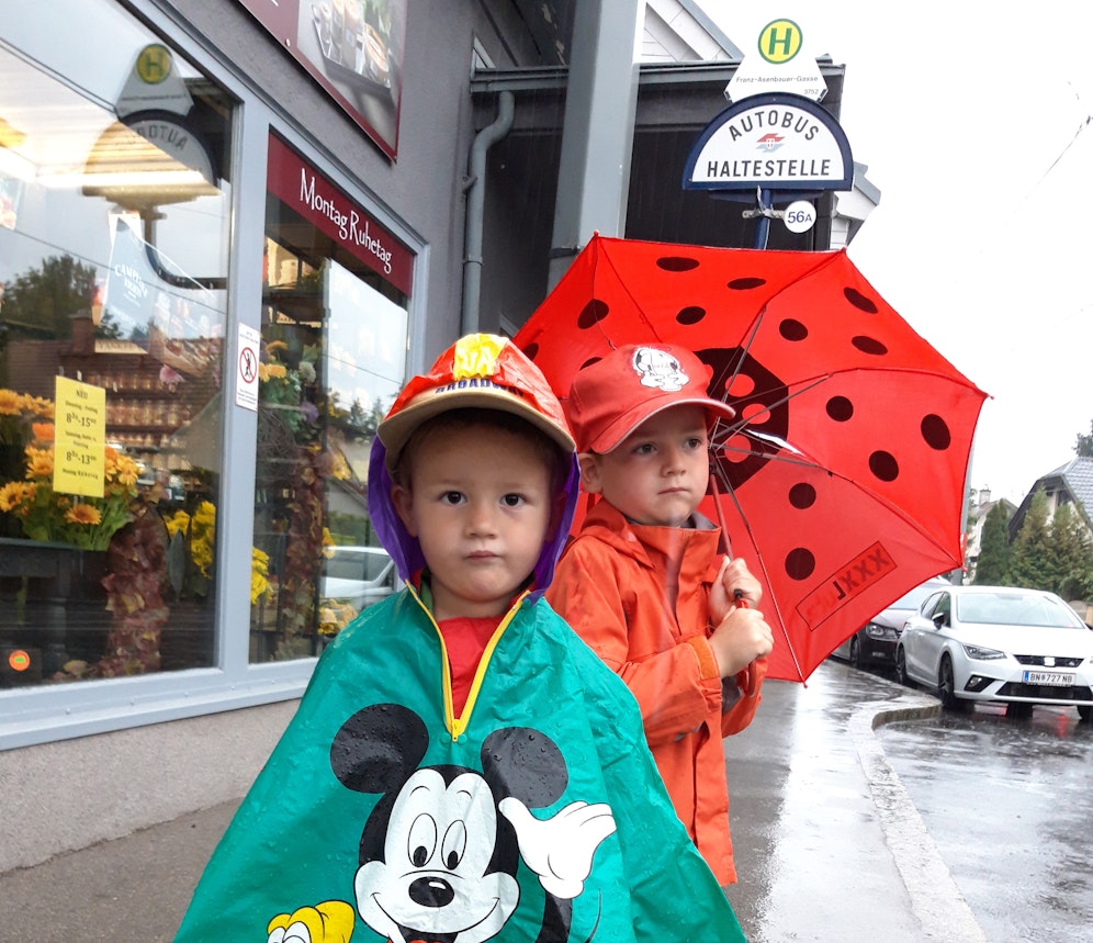 Christoph (l.) und Florian warten im Regen auf den 56A.