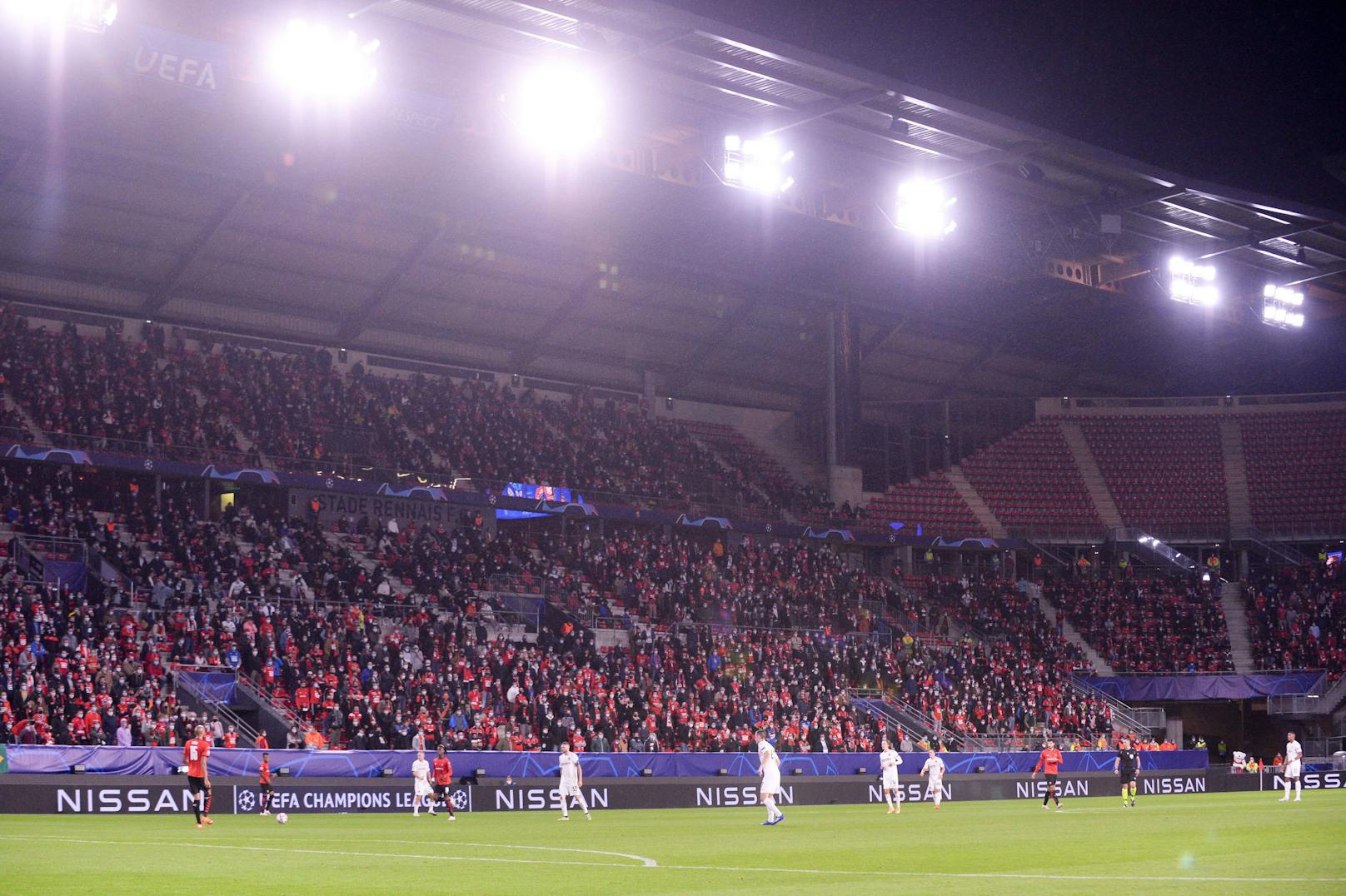 5.000 Fans waren beim Spiel zugelassen, die verteilten sich aber nicht im gesamten Stadion...