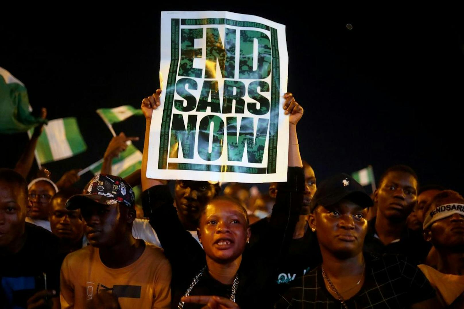 Die landesweiten Proteste richteten sich vor allem gegen die mittlerweile aufgelöste Eliteeinheit Special Anti-Robbery Squad (SARS). Inzwischen fordern die Demonstranten weitrechende Polizeireformen.