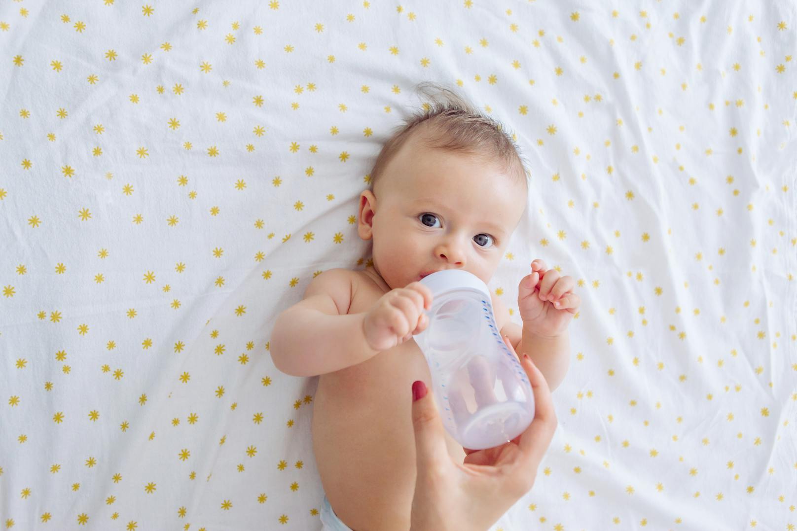 Laut einer aktuellen Studie nehmen Säuglinge, die mit der Flasche aufgezogen werden, in den ersten zwölf Lebensmonaten durchschnittlich 1,5 Millionen Mikroplastik-Partikel pro Tag auf.