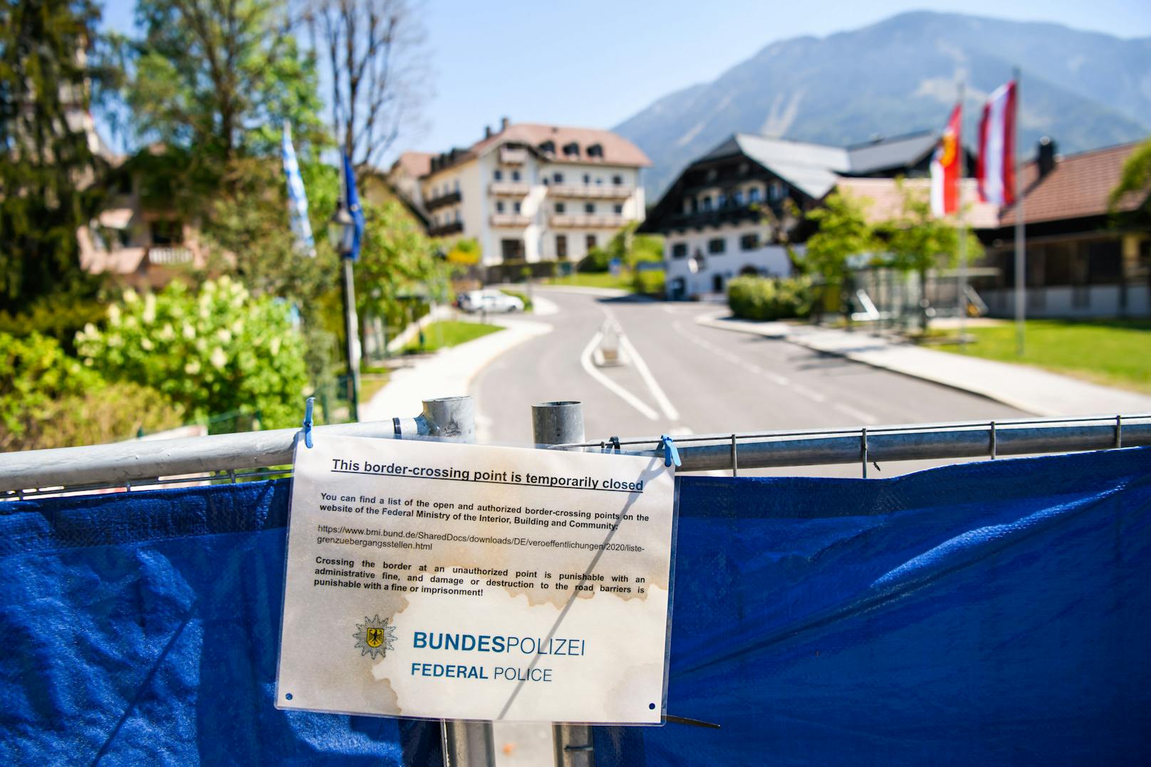 Trotz Reisewarnung steht eine Grenzschließung wie im April noch nicht im Raum. Im Bild: Geschlossene Grenze zu Österreich in Bayerisch Gmain am 23. April 2020