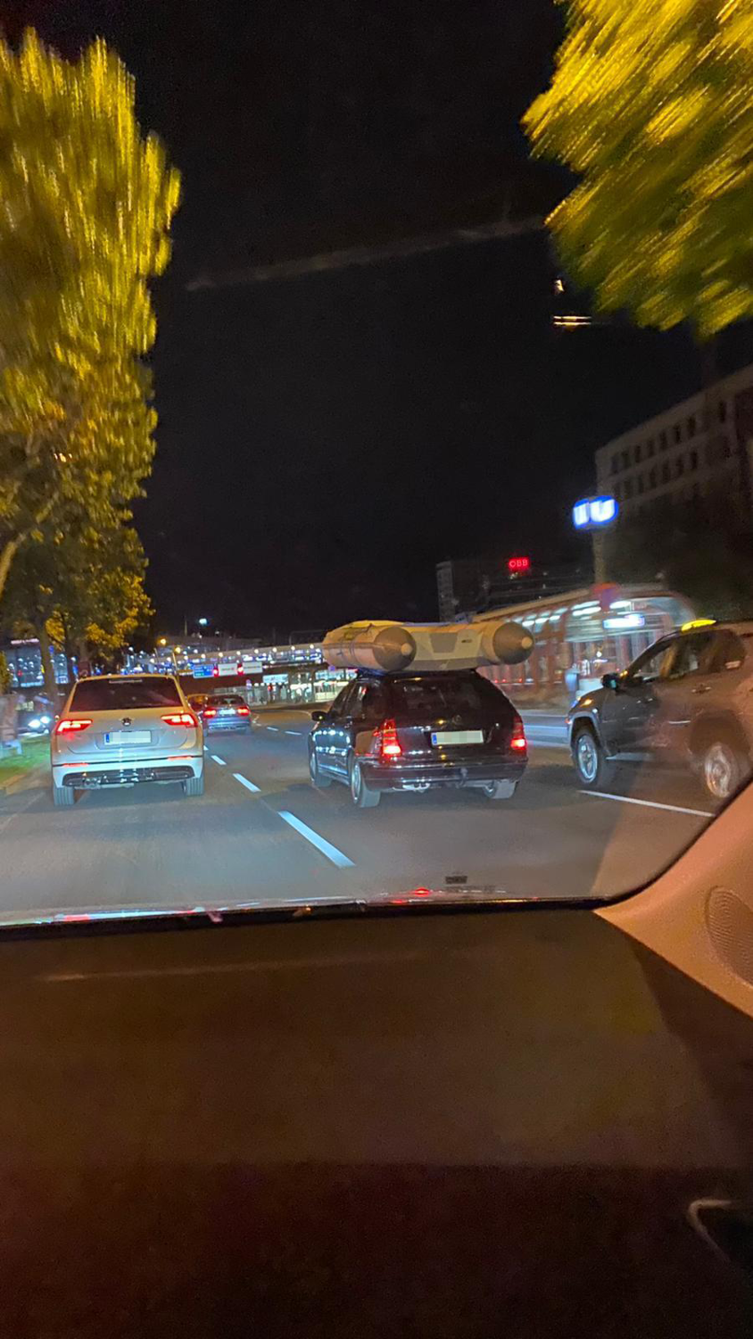 Ein Mercedesfahrer transportierte sein Schlauchboot über den Praterstern