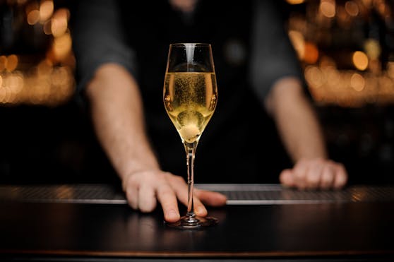 Ein Prost! auf den Sekt.