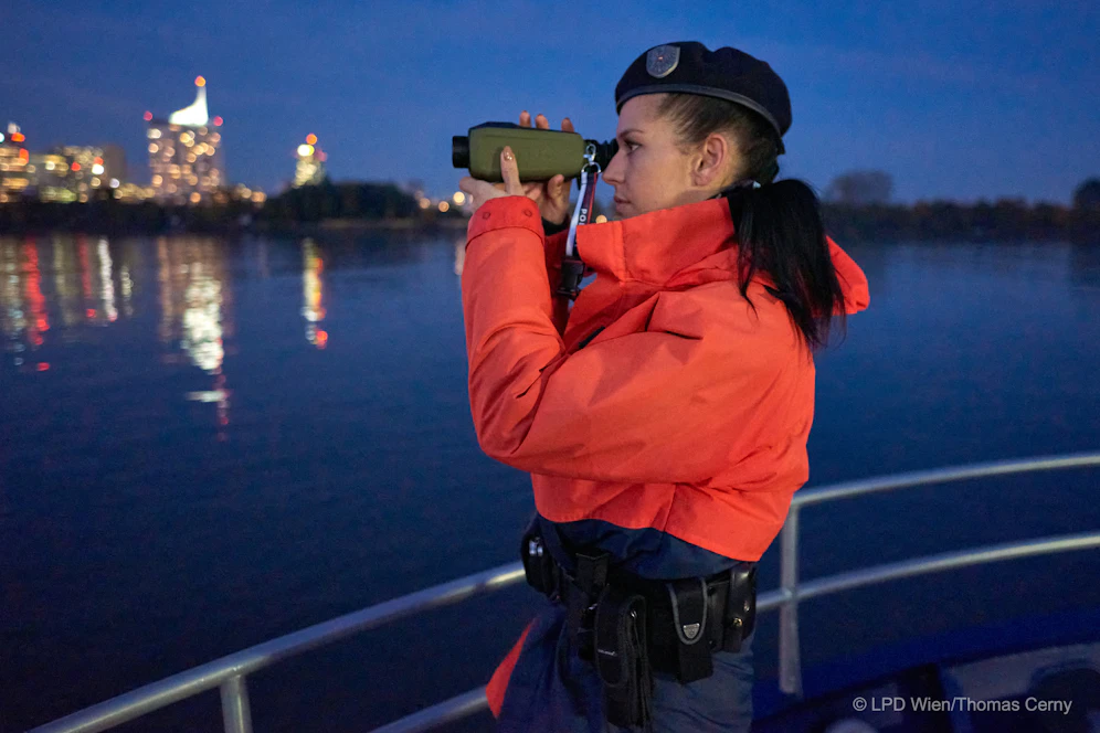 Polizeischiffsführerin Sarah hält Ausschau.