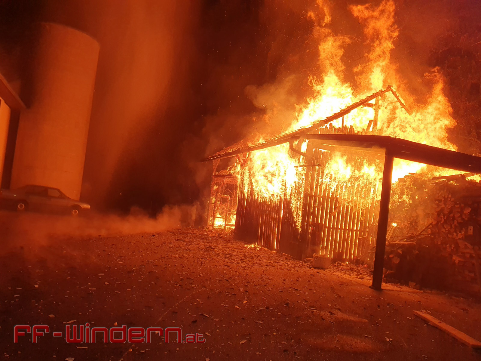 Die Hütte stand bereits in Vollbrand.