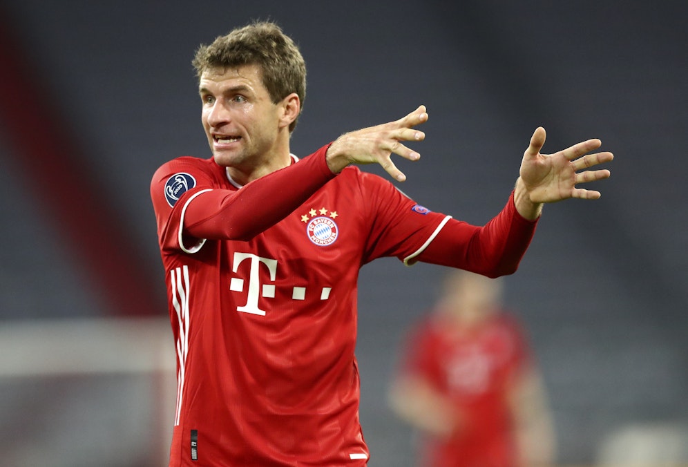 Thomas Müller bekommt Gelb, schimpft dann lautstark. 