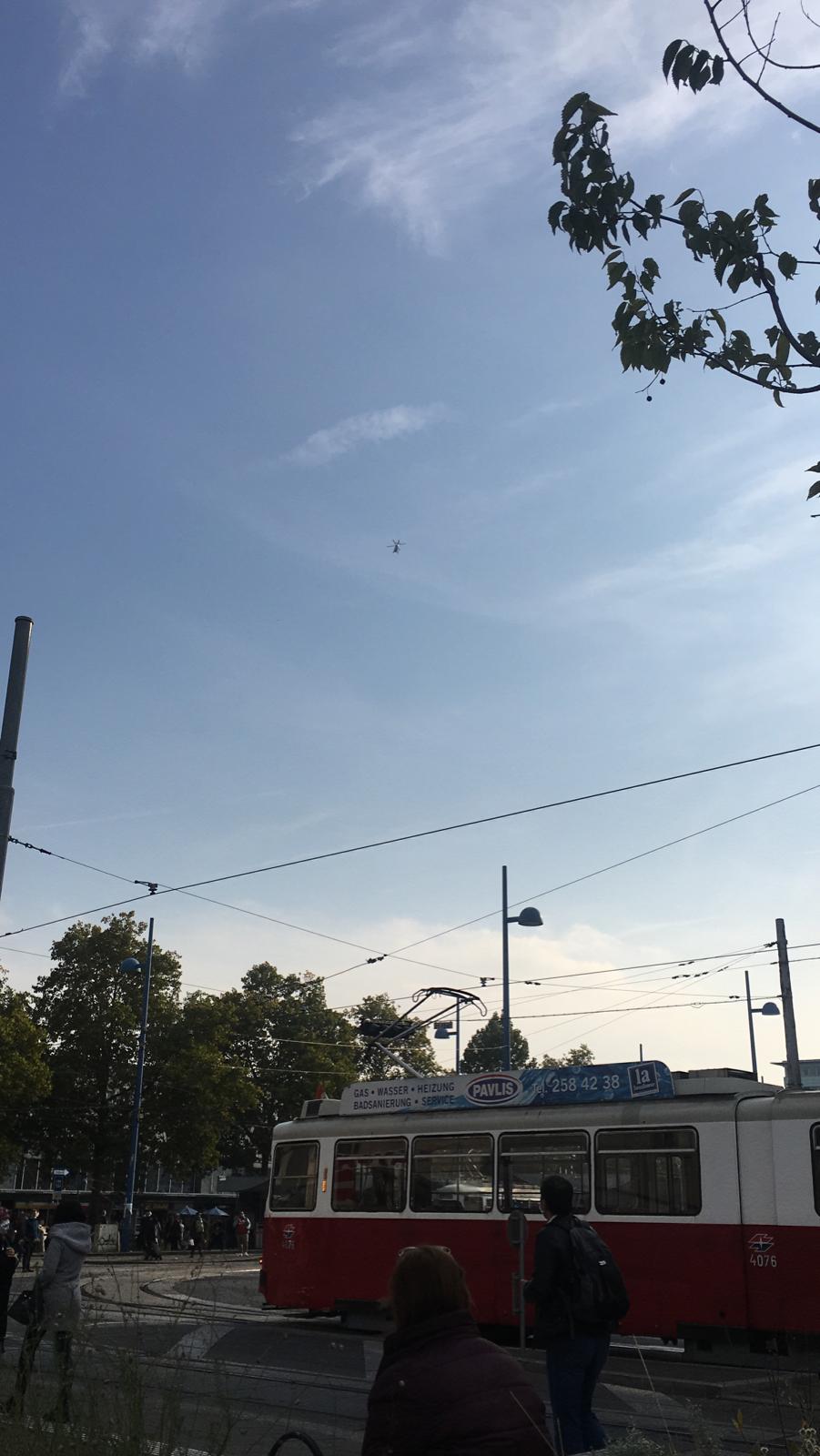Ein Polizeihubschrauber ist ebenfalls im Einsatz.