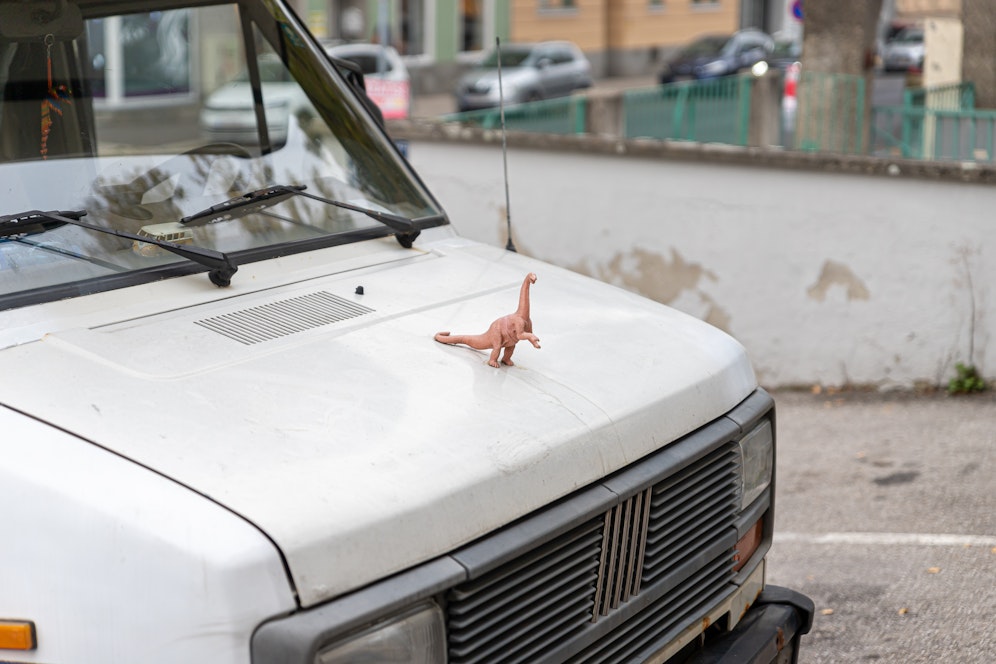 Der Dino prangt auf der Motorhaube.