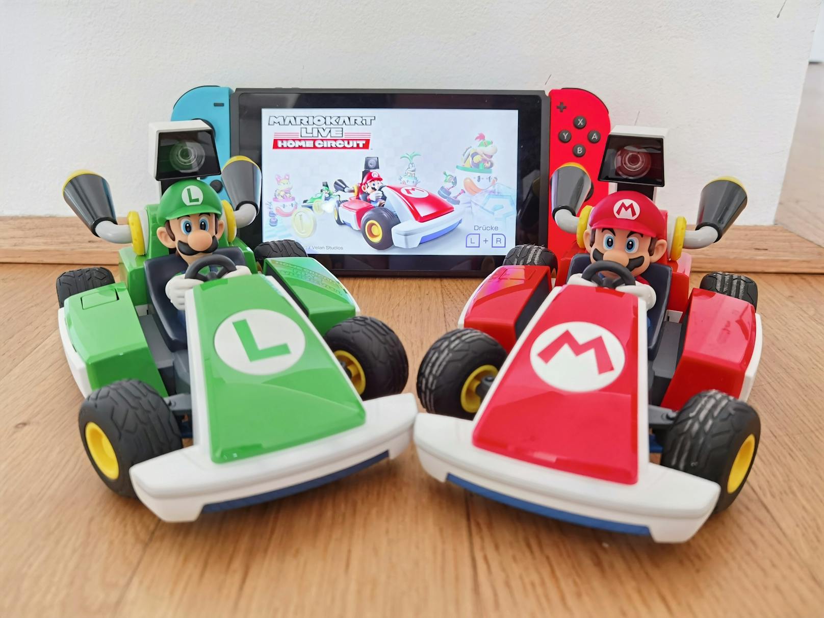 Was es dazu braucht: Eine Nintendo Switch und das neue Spiel “Mario Kart Live: Home Circuit”. Über den Startknopf an den Karts werden diese mit der Switch gekoppelt.