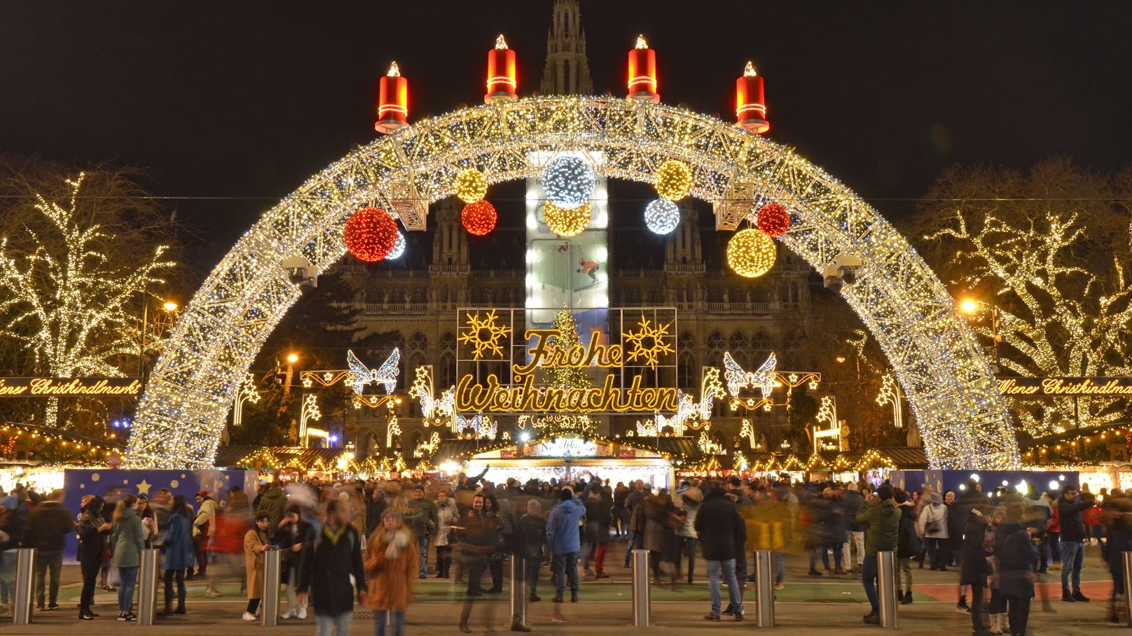 Vom 12. November bis 26. Dezember 2021 steigt der Christkindlmarkt am Wiener Rathausplatz in der City.&nbsp;