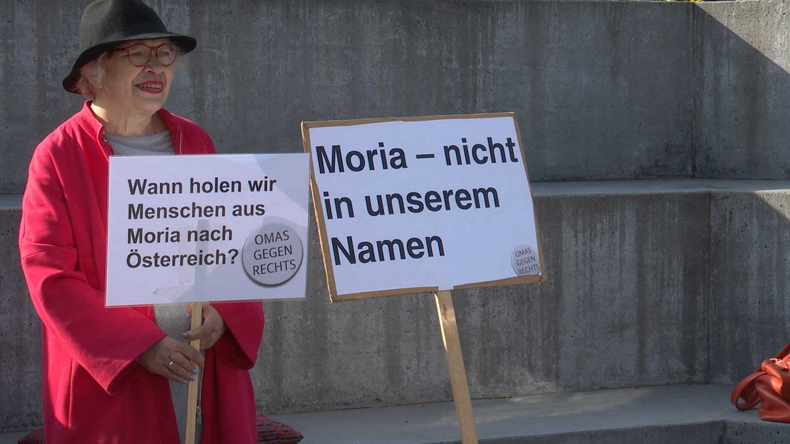 Am Ballhausplatz halten die Omas gegen Rechts eine Mahnwache für die Flüchtlinge in Moria ab.