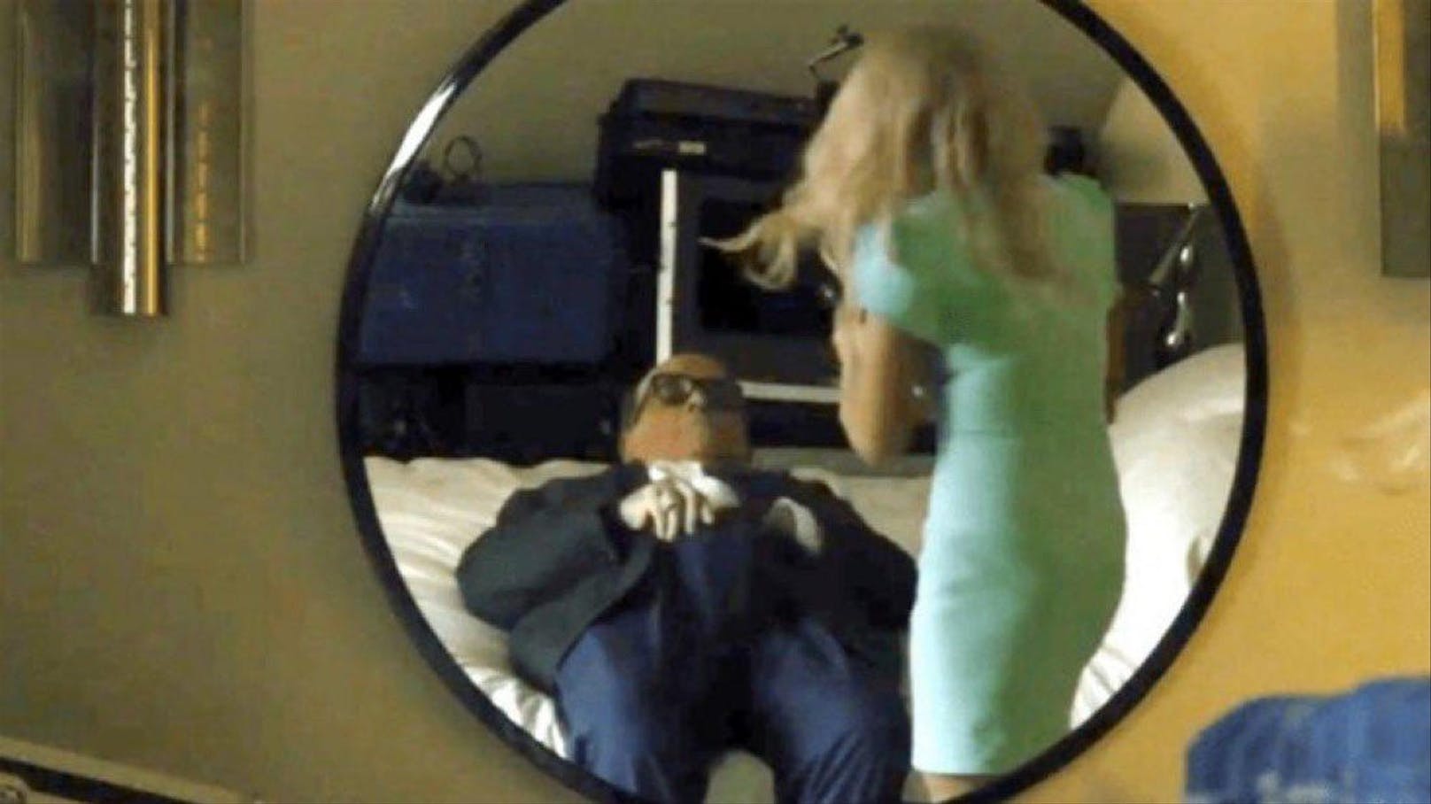 Diese Szene wird noch für viel Ärger sorgen: Darin zu sehen ist Rudy Giuliani, wie er in Begleitung einer sehr jungen Frau seine Hand in seine Hose steckt.