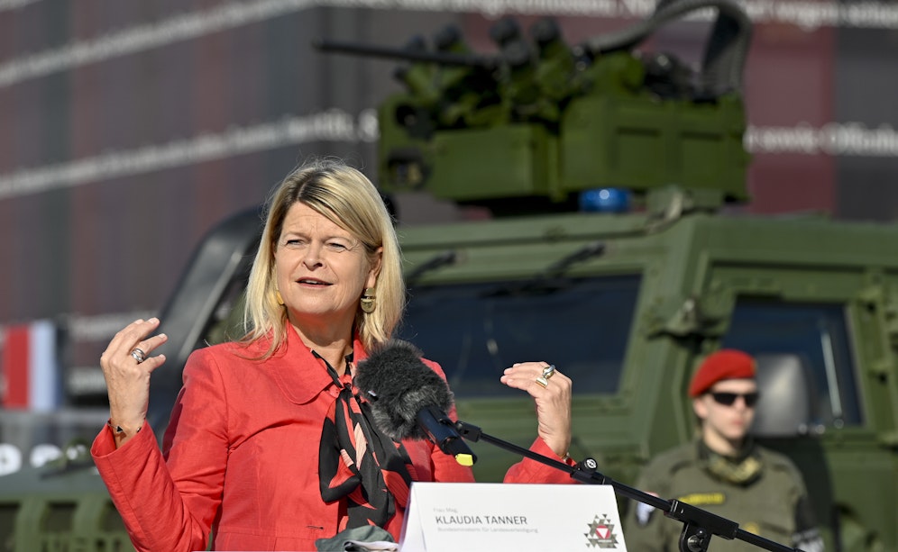 Klaudia Tanner richtete dem verwundeten Soldaten die besten Genesungswünsche aus. Symbolbild.&nbsp;