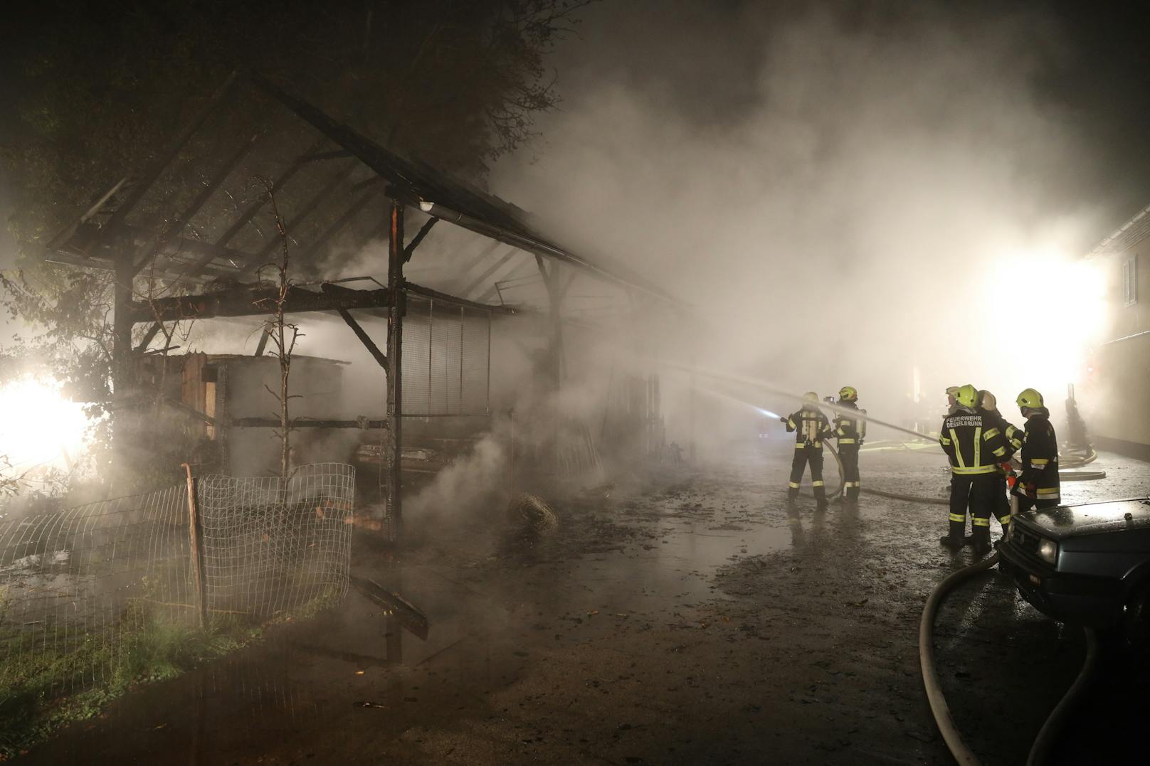 Drei Feuerwehren rasten am Donnerstag in der Früh zu dem Brand in Desselbrunn.