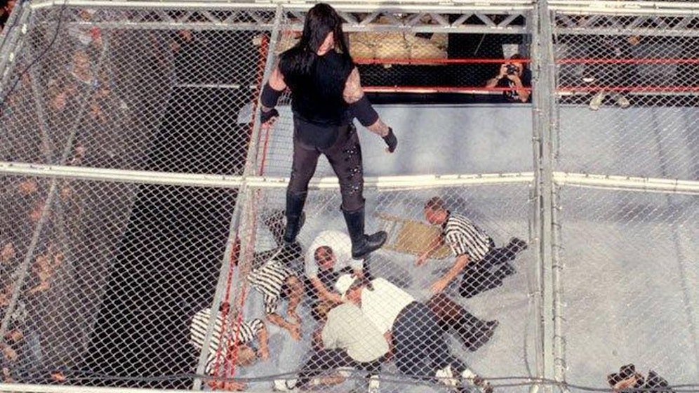 Der Undertaker versenkt Mankind durch den Käfig