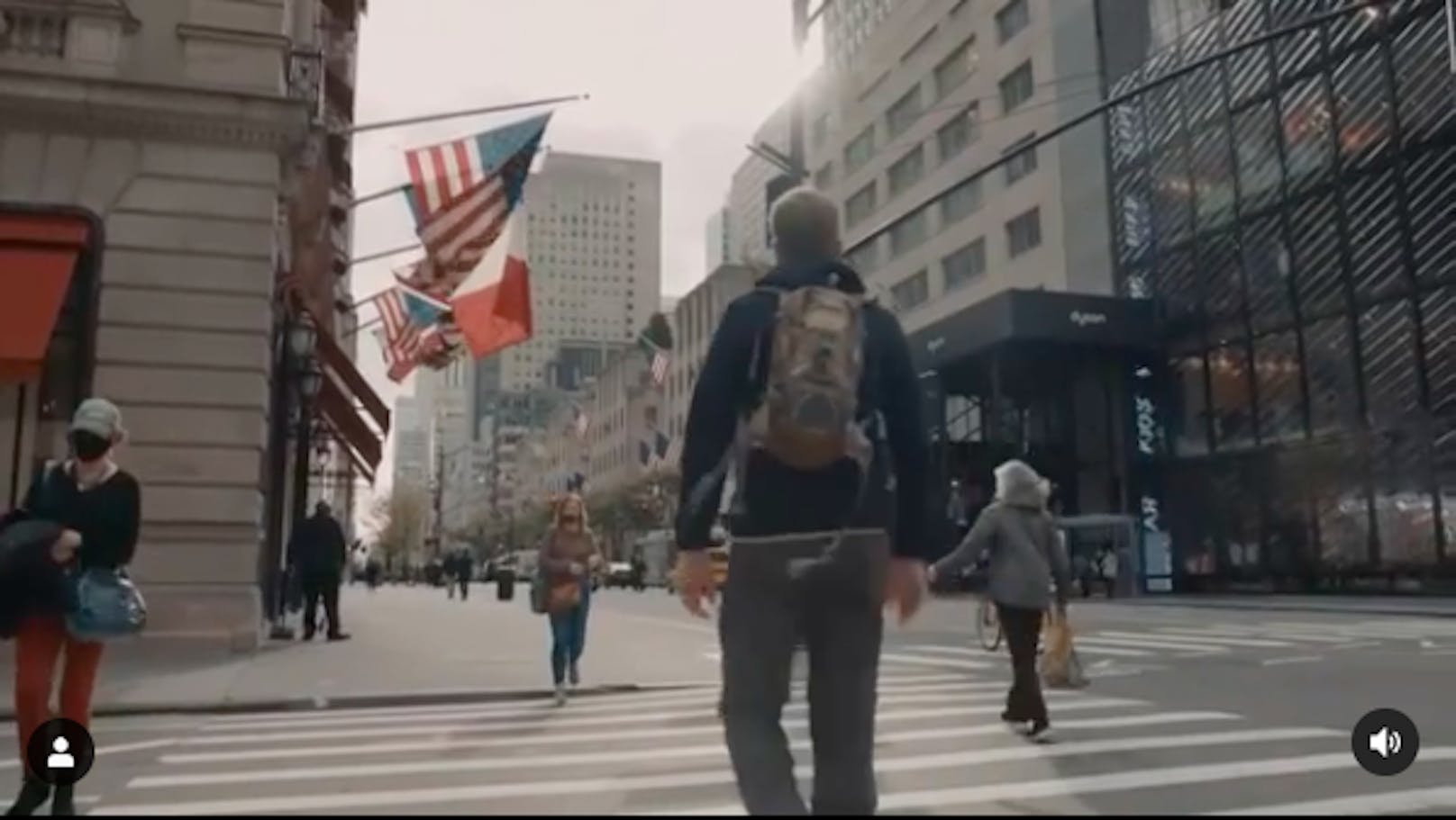 Florian Danner marschiert durch ein leer gefegtes New York City.