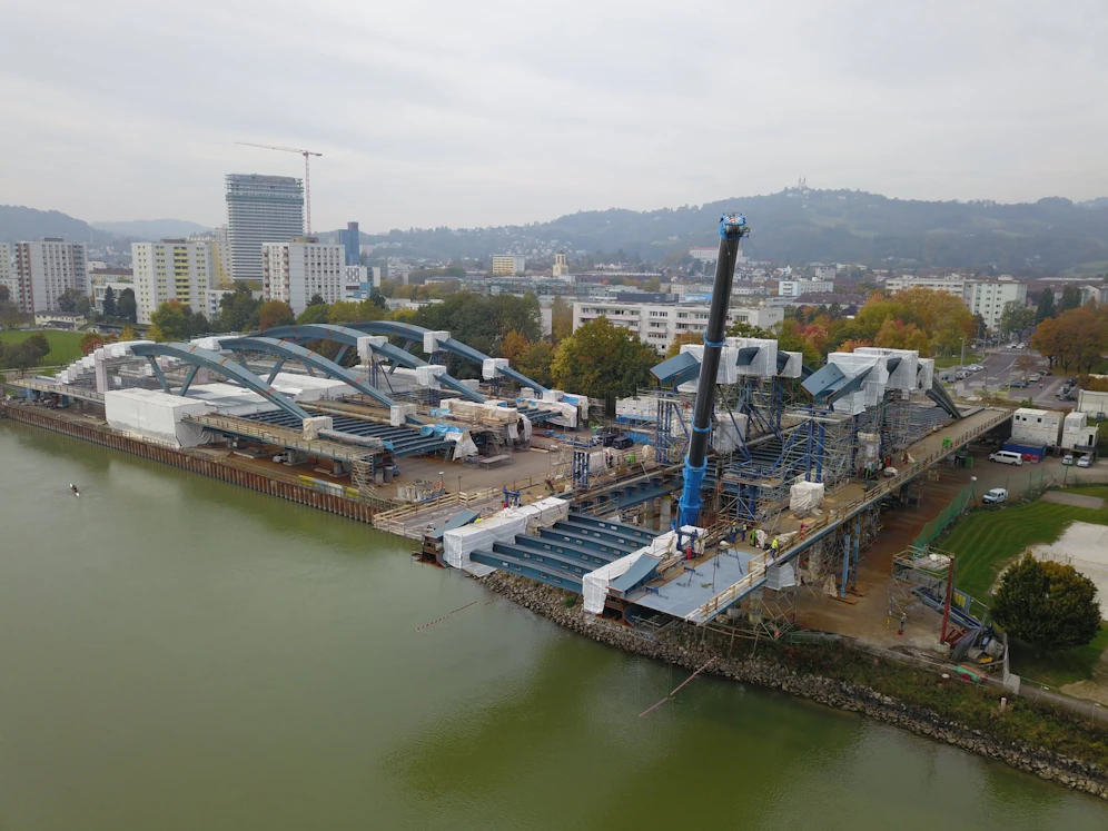 Diese Bilder sorgen für Freude bei staugeplagten Linzern. Die neue Donaubrücke nimmt Formen an.