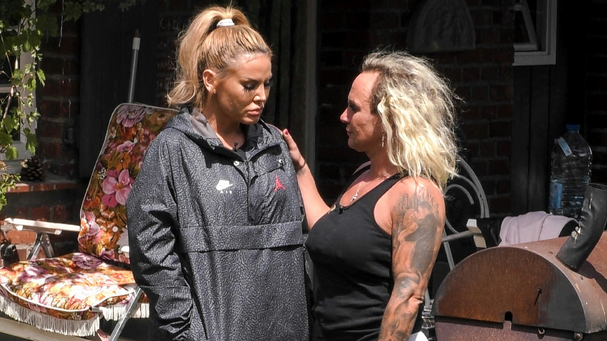 Aus Freundinnen wurden erbitterte Feindinnen: <strong>Lisha</strong> und <strong>Caro Robens</strong> im "Sommerhaus der Stars".