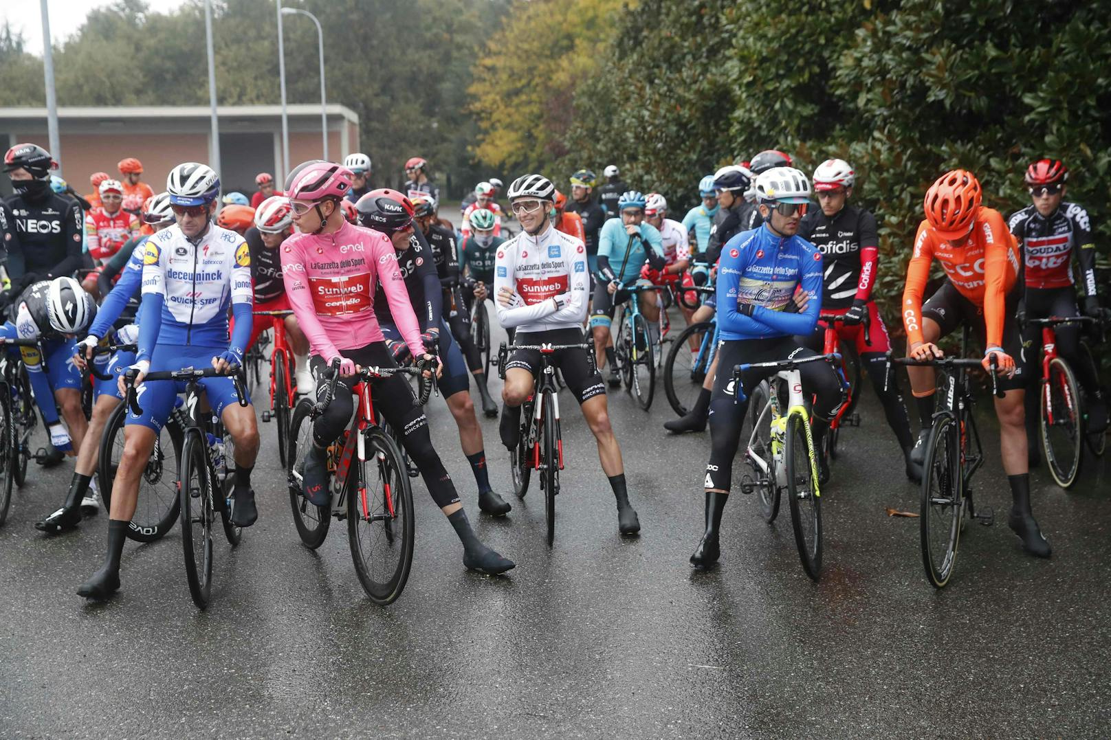 Das Fahrerfeld erzwingt die Giro-Etappenverkürzung. 