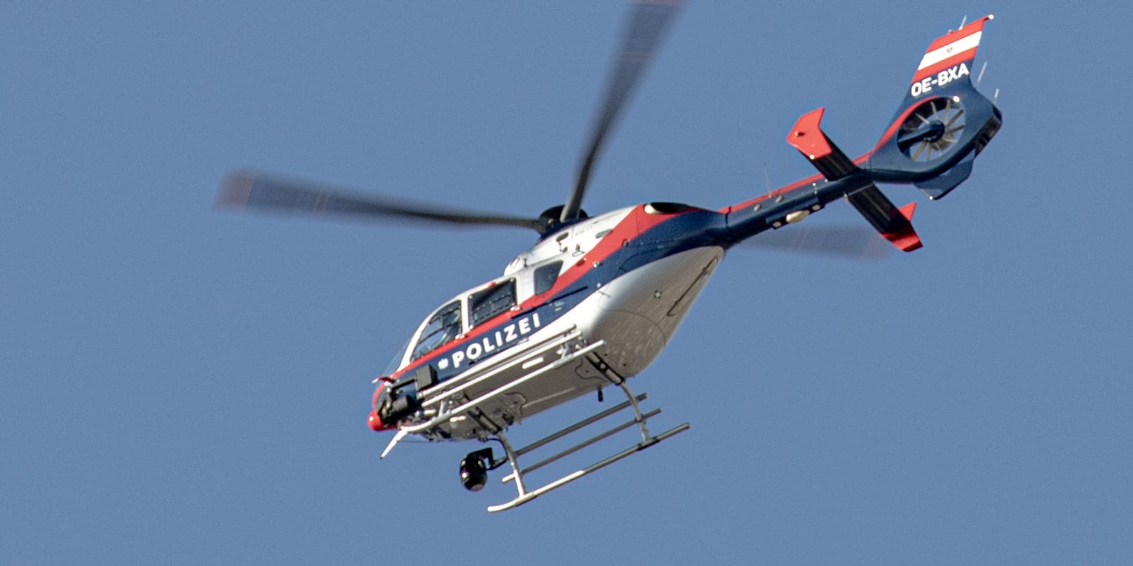 Ein Hubschrauber der Polizei kreist über Wien. Symbolfoto