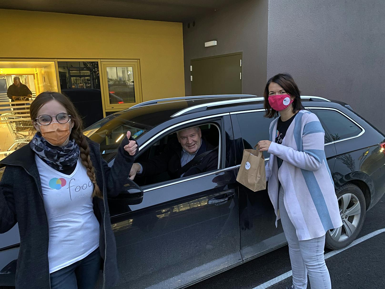 SP-Bürgermeister Josef Leitner war einer der ersten Schoko-Tester beim Drive-in.