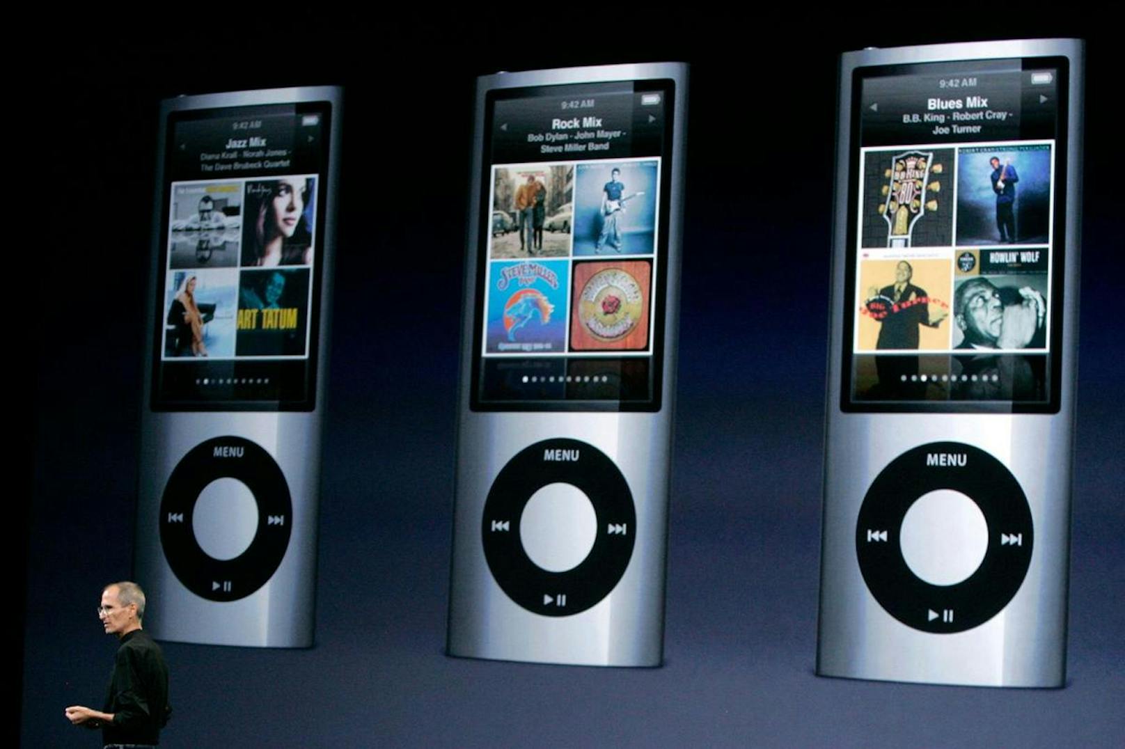 Genau, an einen iPod von Apple. Der iPhone-Hersteller – hier mit dem verstorbenen CEO Steve Jobs im Bild – hat viele seiner MP3-Player mit einer ringförmigen Bedienung gebaut.