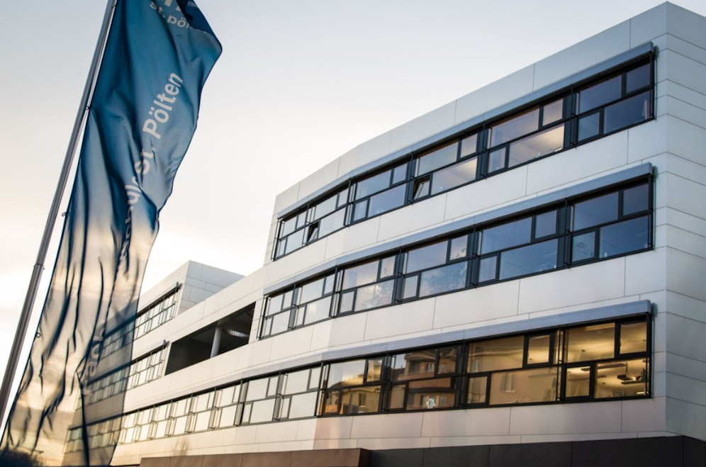 Bei der Fachhochschule legten unbekannte Täter ein Feuer.