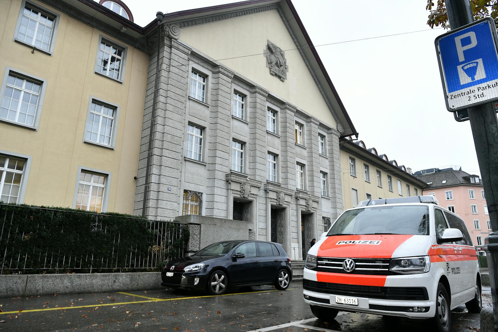 Ein Polizeiwagen steht vor dem Bezirksgericht Zürich