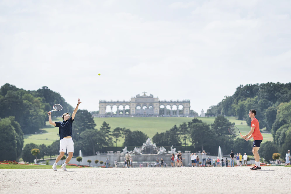 Dominic Thiem und Dennis Novak duellieren sich vor der Gloriette. 