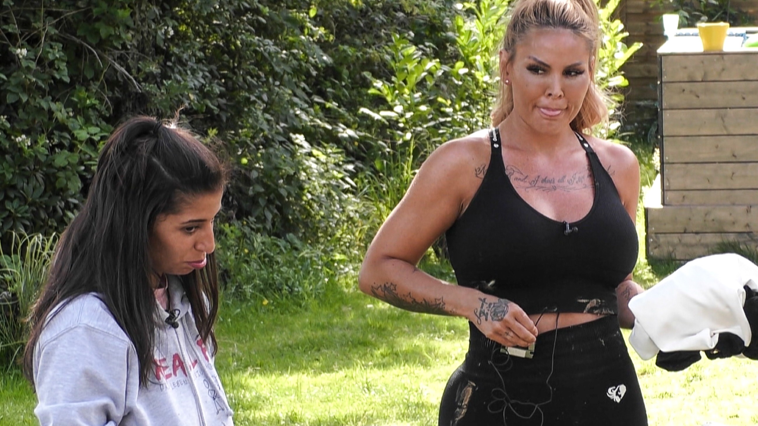 YouTuberin <strong>Lisha</strong> (re.) ist im Pocher-Podcast zu Gast und meckert über ihre "Sommerhaus"-Konkurrentin <strong>Eva</strong>.