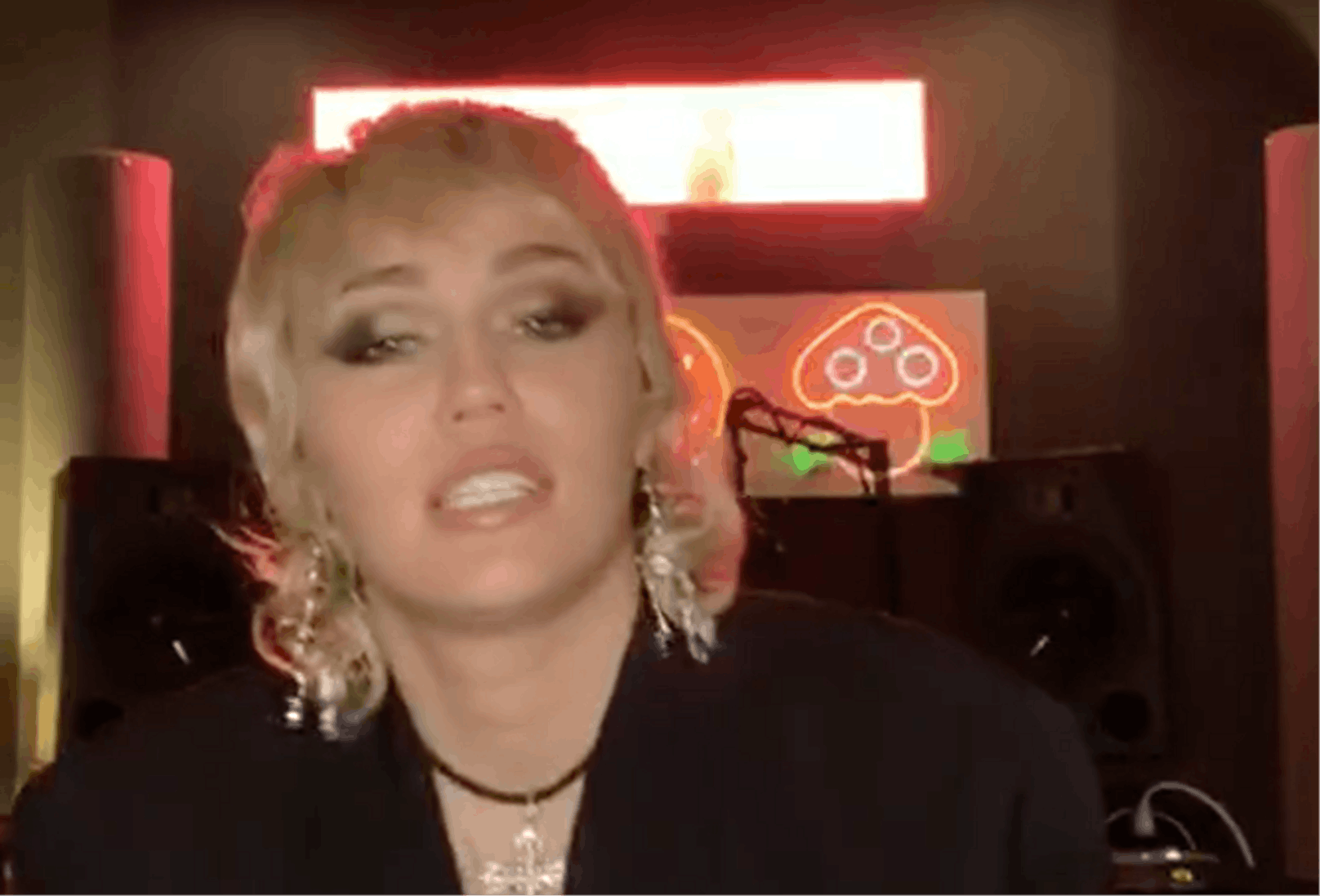 Nervöse Miley Cyrus im Talk mit Kamala Harris