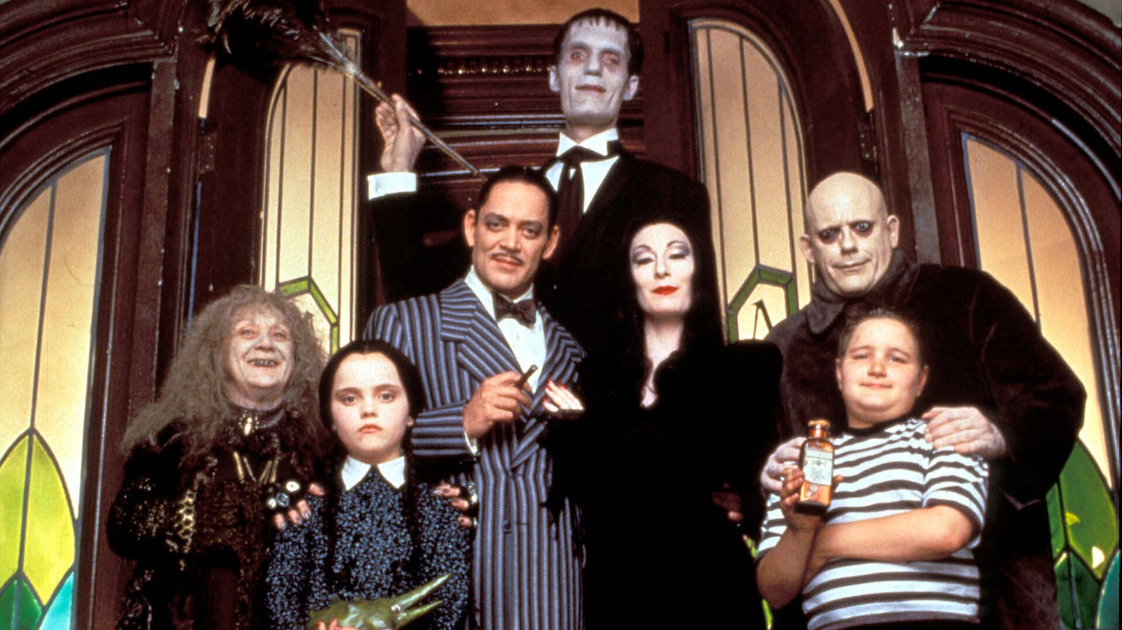 Die legendäre "Addams Family" kommt als neue TV-Serie zurück. Auch die beiden Realverfilmungen mit <strong>Christina Ricci </strong>(2.v.li.) waren große Erfolge.