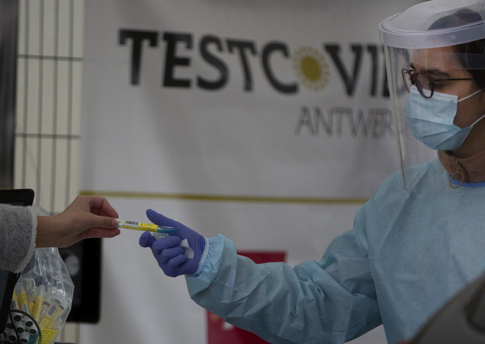 Trotz einer hohen Impfquote steigen die Corona-Zahlen rapide an. Jetzt plant man, Verschärfungen einzuführen.