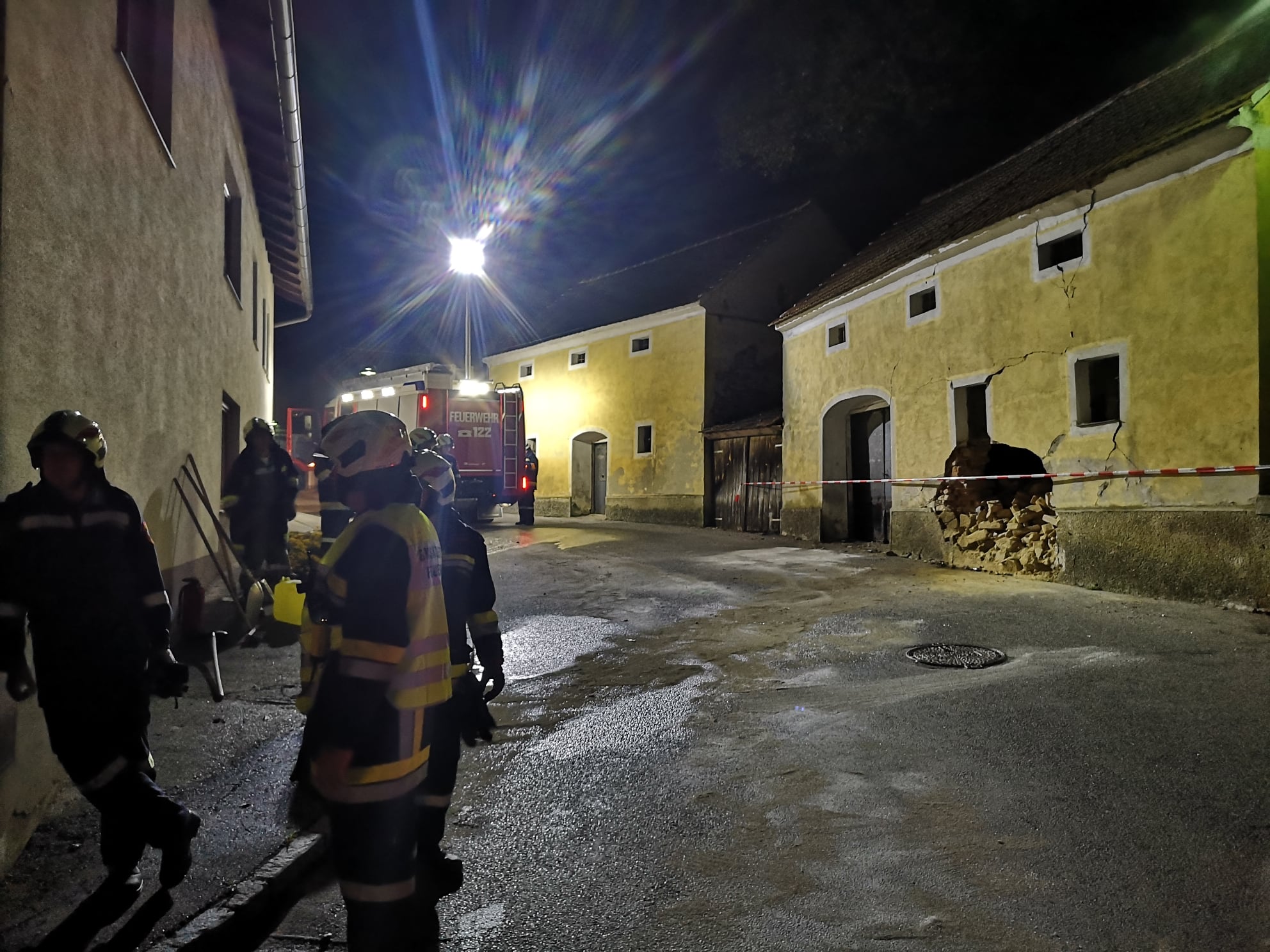 Die Mauer stürzte zum Teil komplett ein.