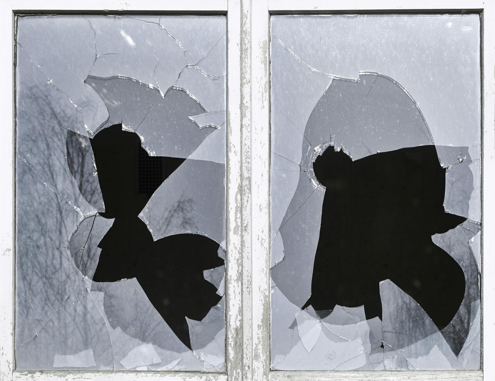 Die drei Schüler schlugen die Fenster eines Hauses ein. (Symbolbild)