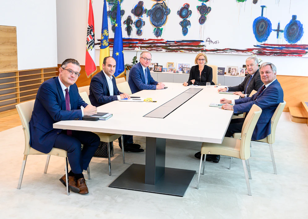 Gruppenleiter Filip Deimel, Allgemeinmediziner Alireza Nouri, LH-Stellvertreter Stephan Pernkopf, Landeshauptfrau Johanna Mikl-Leitner, Landesrat Martin Eichtinger und Direktor Markus Klamminger