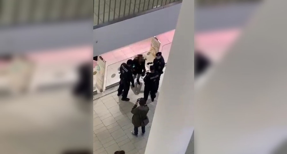 Dutzende filmten den Polizei-Einsatz mit.