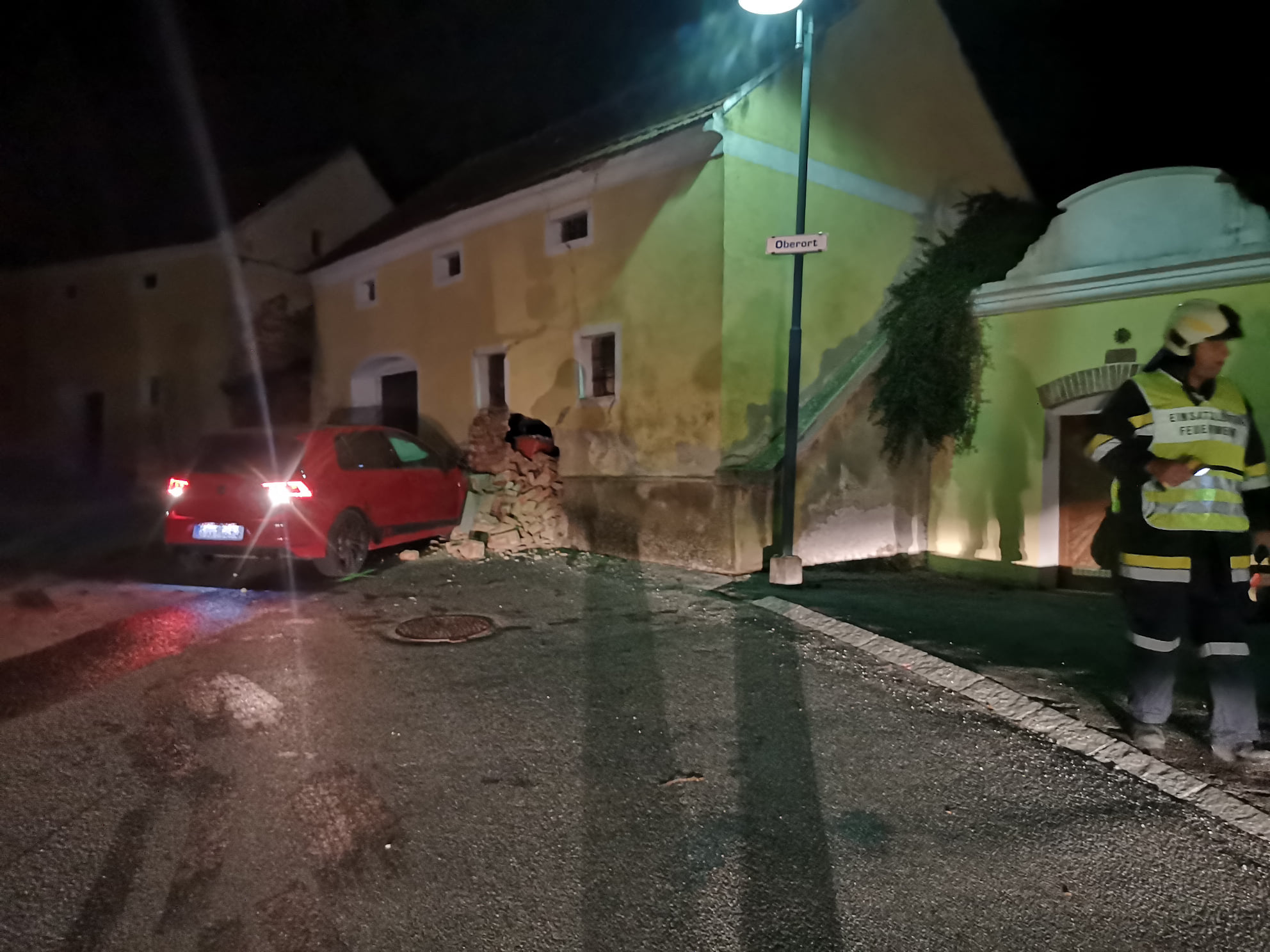 Der Lenker verlor in der Kurve die Kontrolle über seinen Pkw.