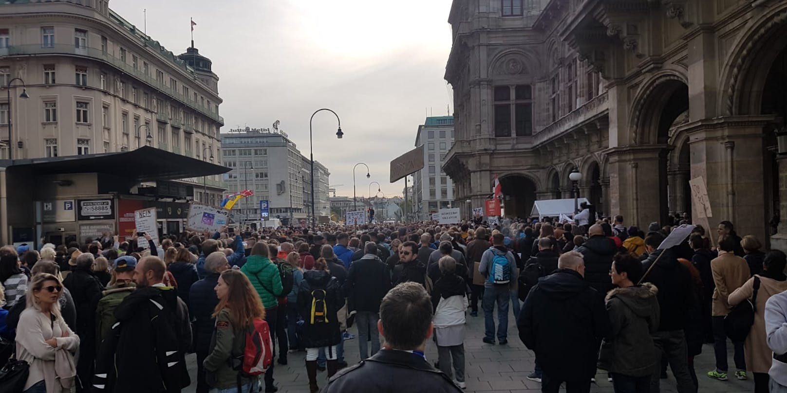 Hunderte Teilnehmer demonstrieren gegen die Corona-Maßnahmen