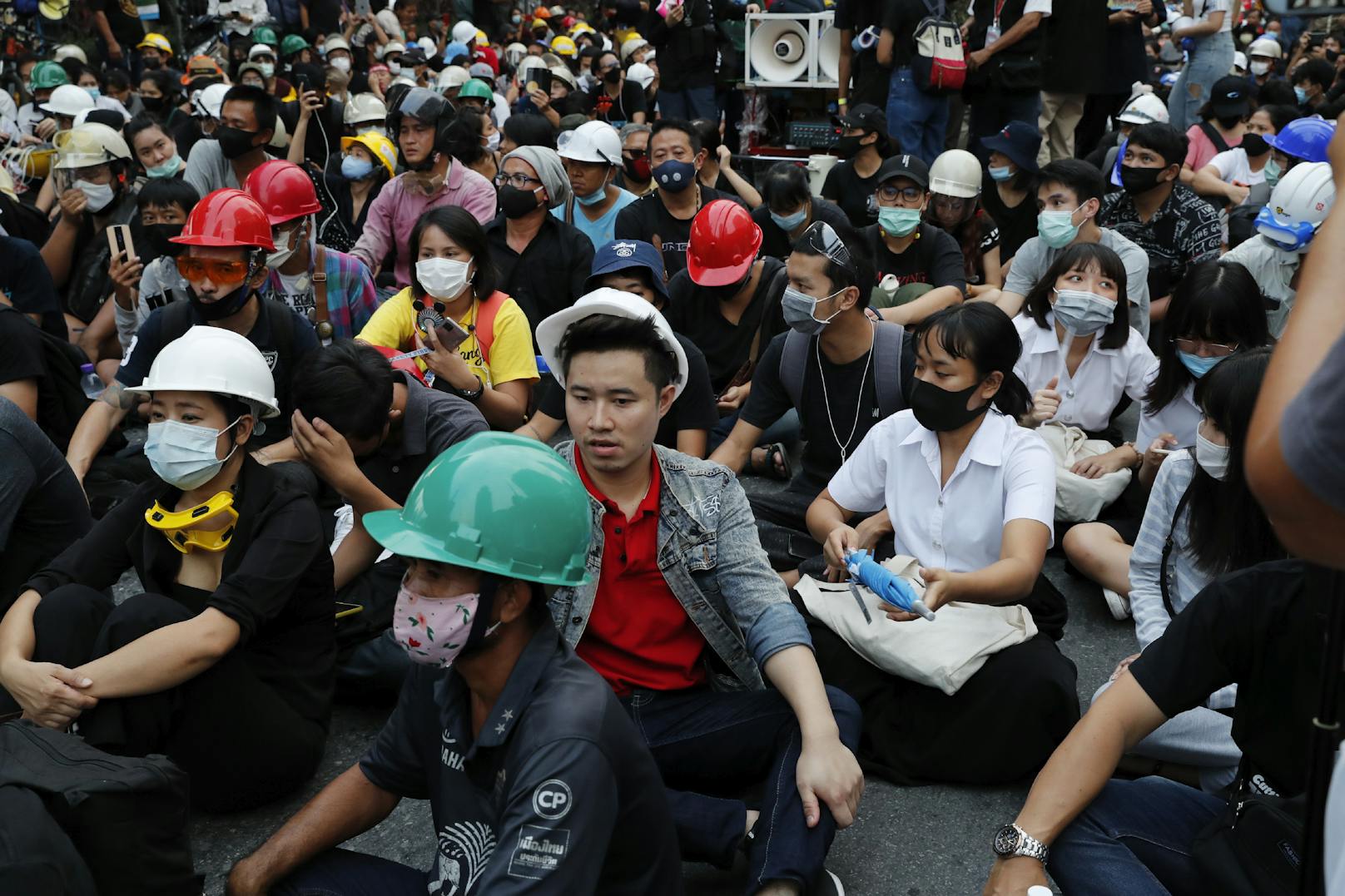 In Thailand gingen am Montag zahlreiche Menschen auf die Straße um gegen den König zu demonstrieren.