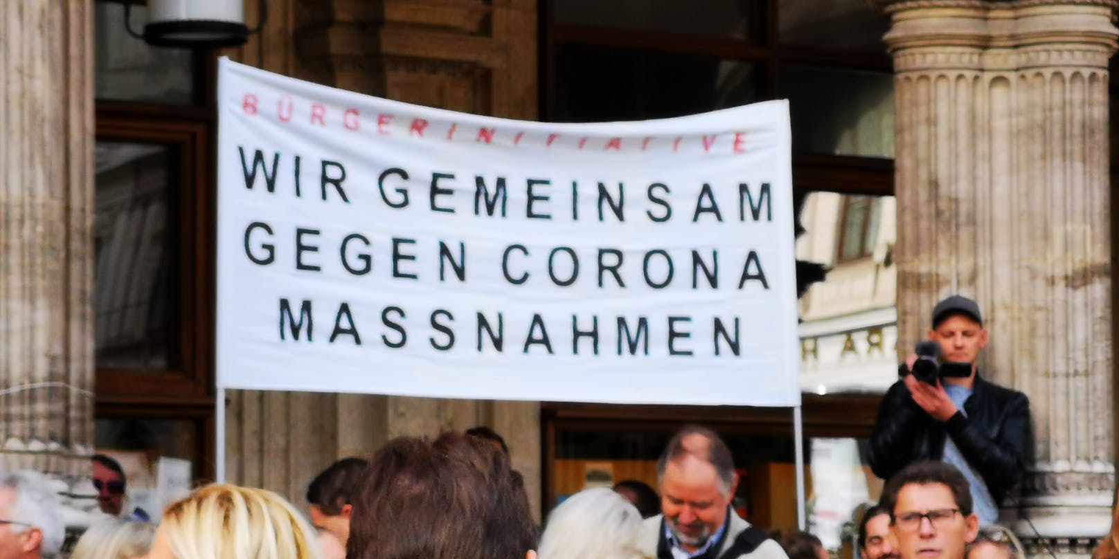 In der Salzburger Altstadt wurde am Montag gegen die Corona-Maßnahmen der Regierung demonstriert (Symbolbild)