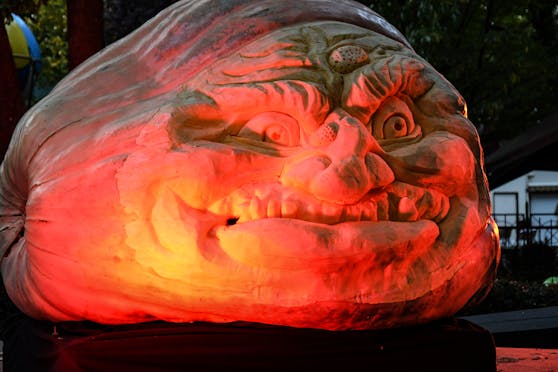 Der Riesenkürbis sorgt nun mit Halloween-Fratze im Familypark St. Margarethen für eine gruselige Atmosphäre.