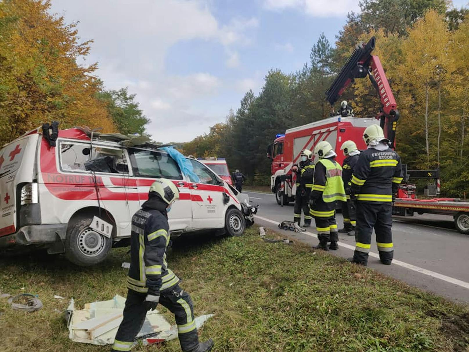 Rettungswagen verunfallt und überschlägt sich