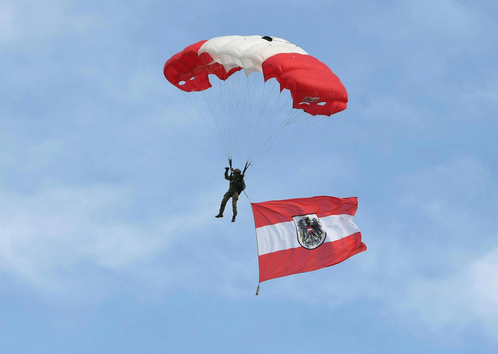 Ein Fallschirmsprung von Jagdkommando-Soldaten war ebenfalls im Programm.