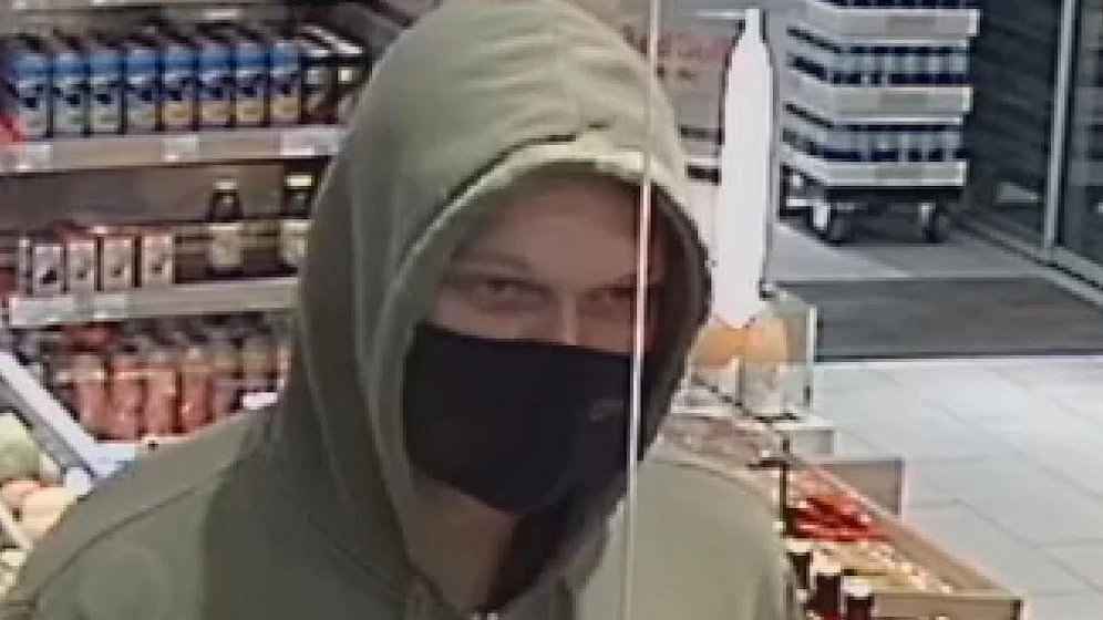 Dieser Mann soll eine Tankstelle im 20. Bezirk überfallen haben.