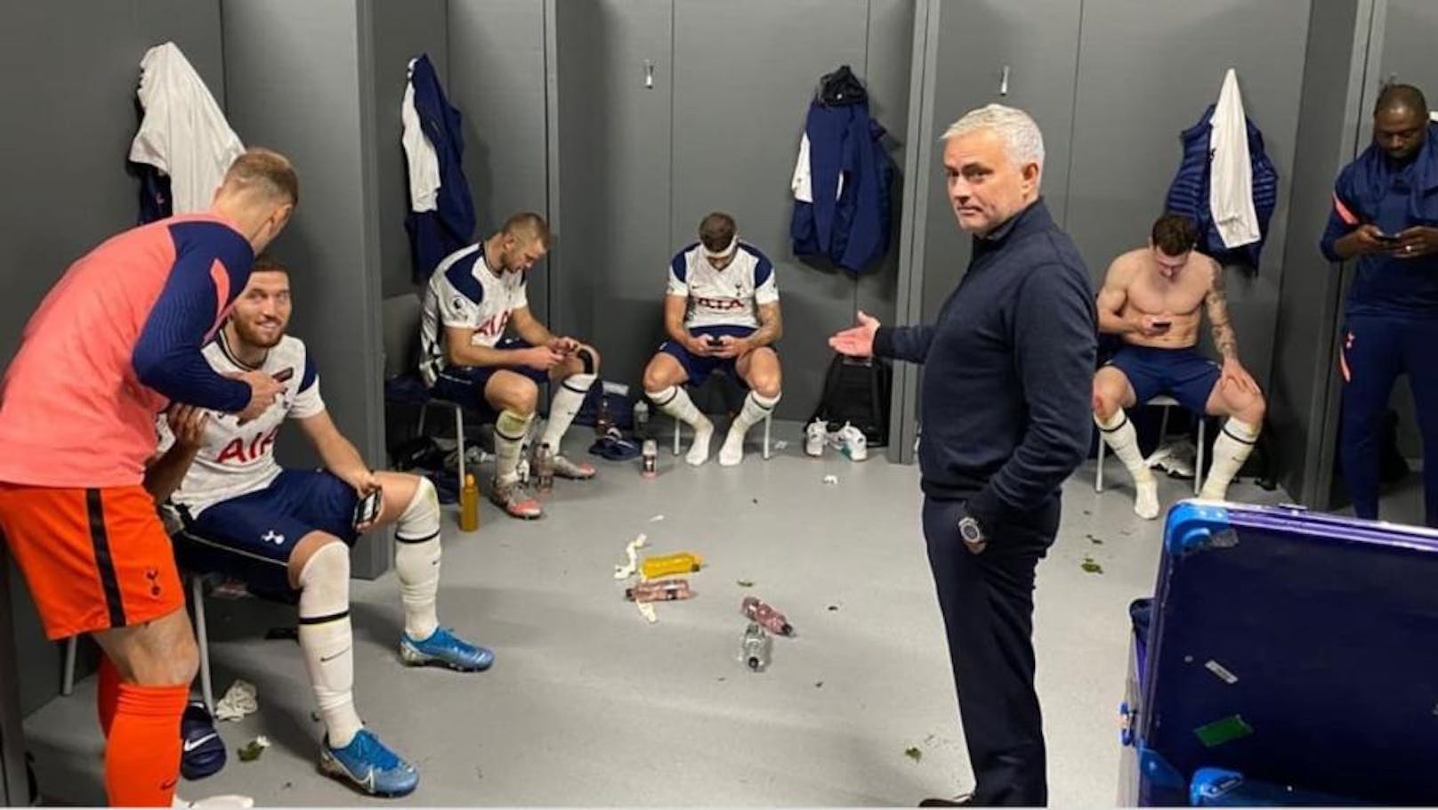 Jose Mourinho zeigt die Handysucht seiner Spieler.