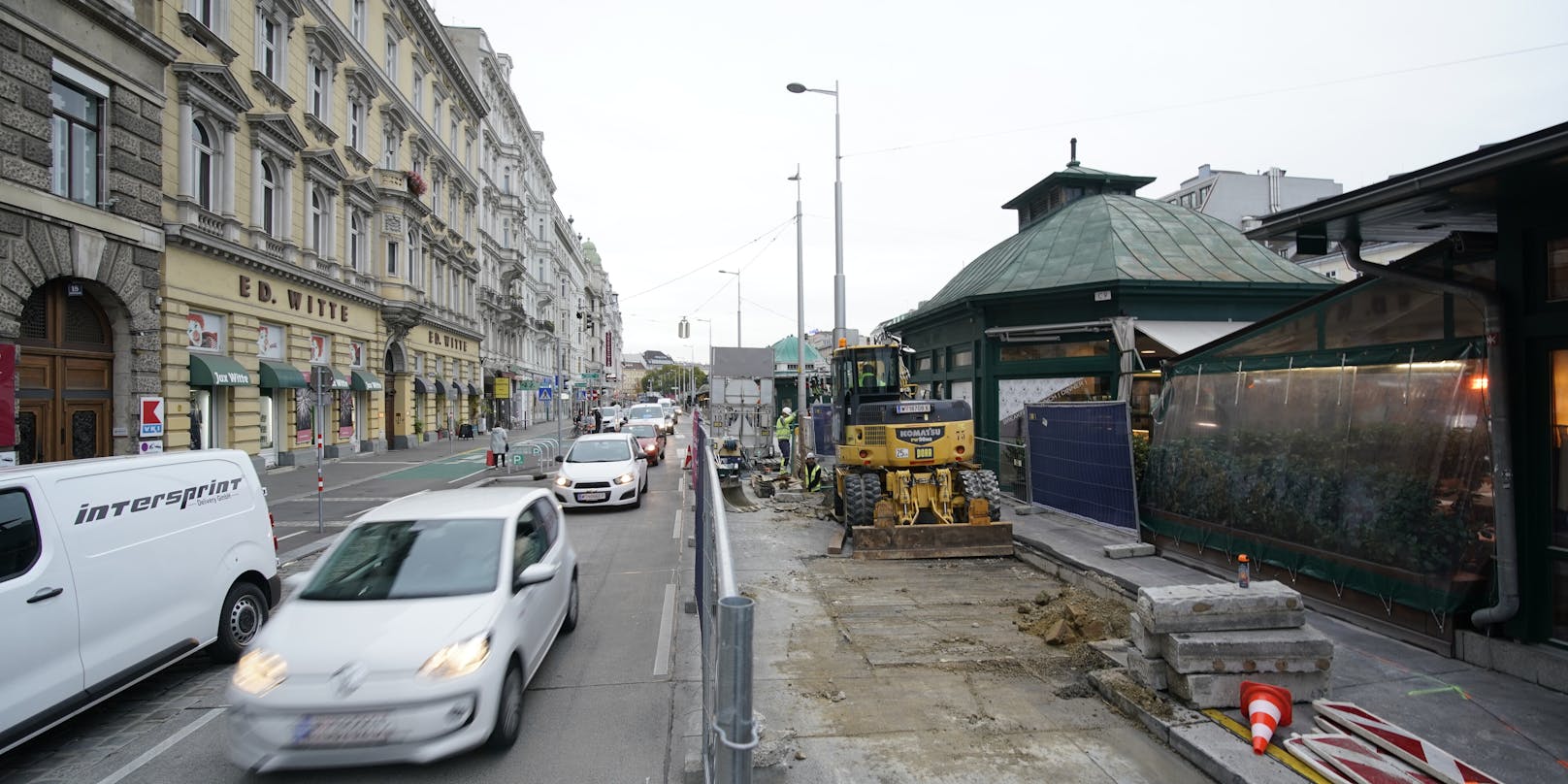 Für den Verkehr bleibt nur ein Fahrstreifen frei. 