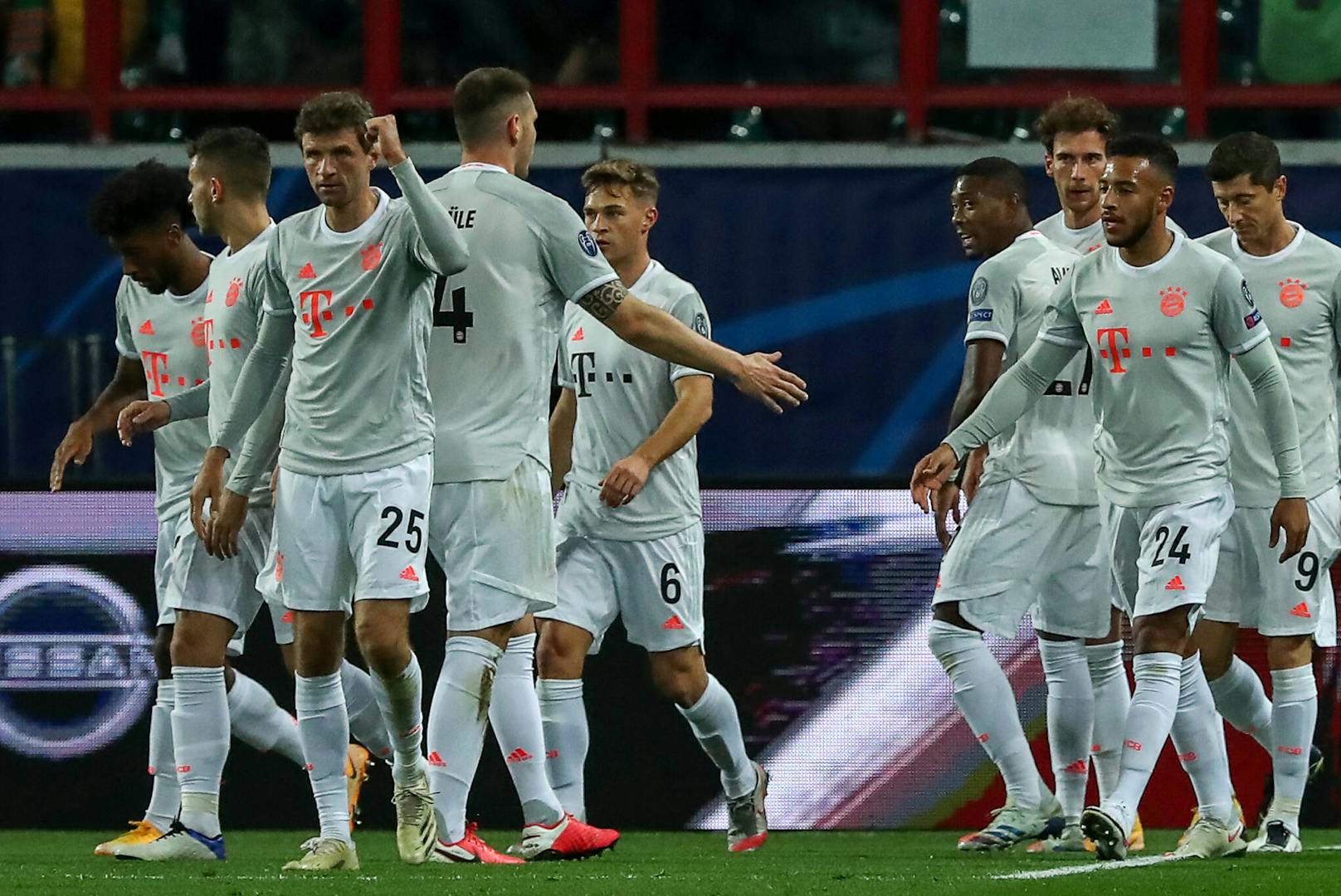 Die Bayern jubeln gegen Lok Moskau