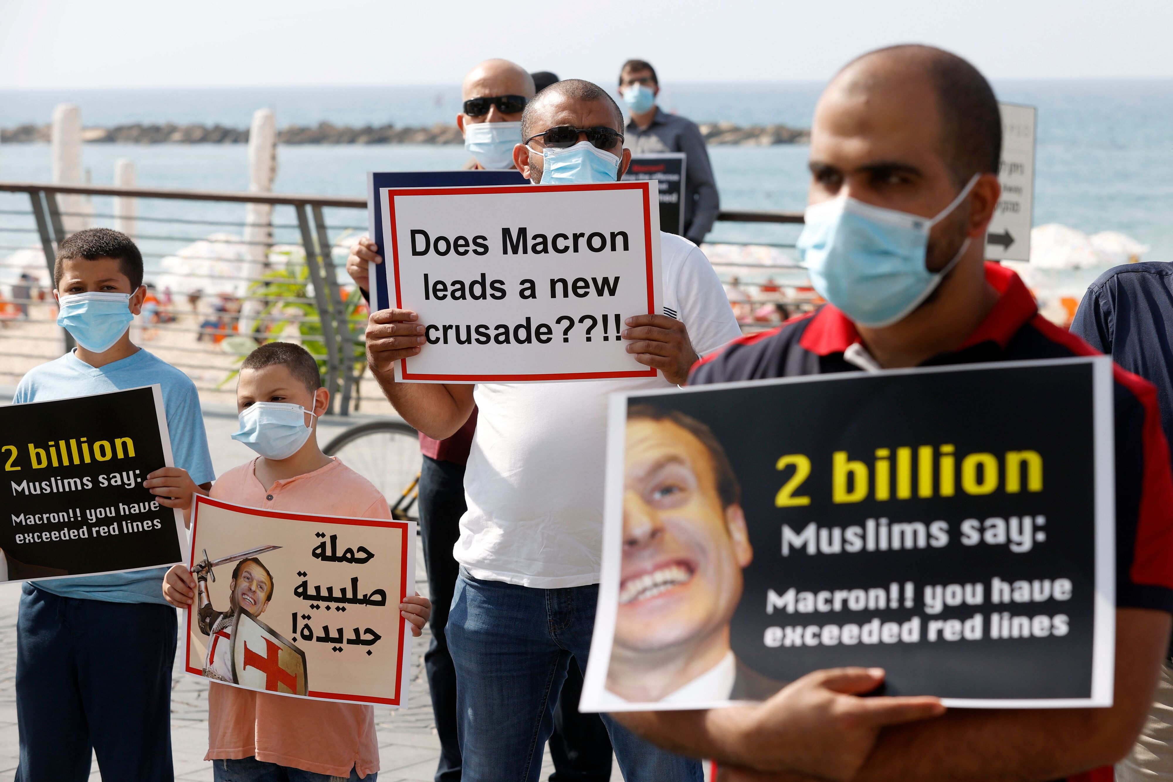 Frankreich hat nach dem Mordanschlag eines mutmaßlichen Islamisten auf einen Geschichtslehrer seine im muslimischen Ausland lebenden Bürger zu größerer Vorsicht aufgerufen.