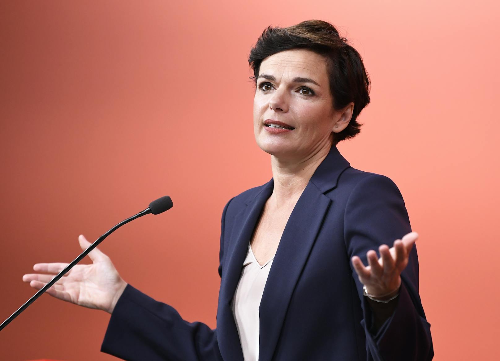 SPÖ-Chefin Pamela Rendi-Wagner kritisiert ein Zuwarten in der Corona-Krise.